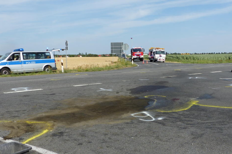 Eine große Öllache befindet sich nach dem Abtransport der beiden Unfallfahrzeuge auf der Kreuzung der B184. Beim Unfall starb ein 24-jähriger Leipziger.