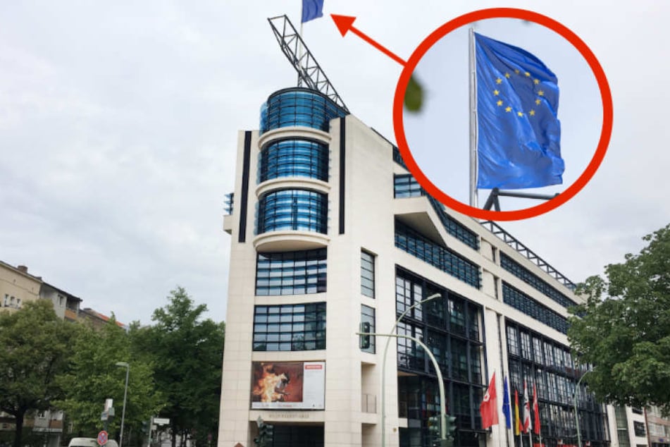Über dem Berliner Willy-Brandt-Haus weht statt der SPD-Fahne die Europa-Flagge.