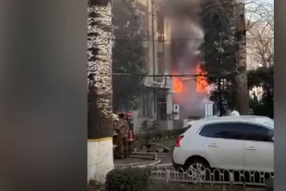 Mehrere Stockwerke des Uni-Gebäudes fingen infolge der Explosion Feuer.