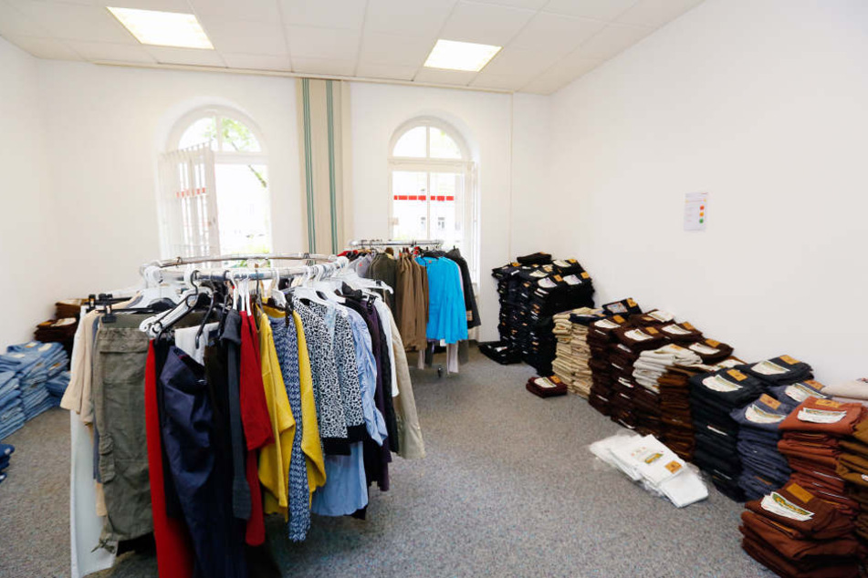 Der ehemalige Laden an der Straße der Nationen: Wenigstens die Kleidung gab
es tatsächlich.