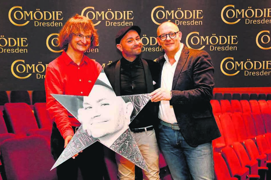 Comödien-Geschäftsführer Olaf Maatz (r.) und Künstler Kay "Leo" Leonhardt (l.) überreichen Christian Kühn den Stern.