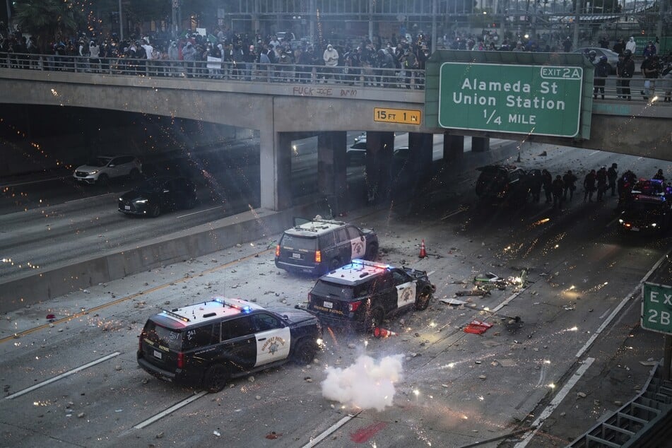 Demonstranten haben die Autobahn Freeway 101 gestürmt..