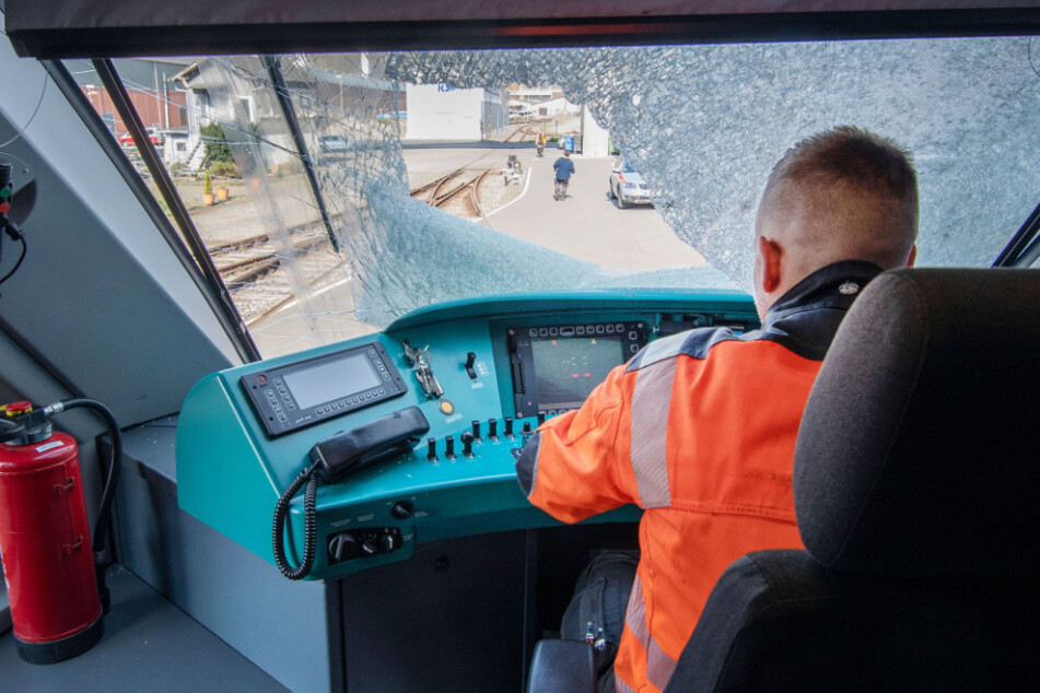 Der Zug der Hessischen Landesbahn steht mit zerstörter Frontscheibe in der Werkstatthalle in Siegen.