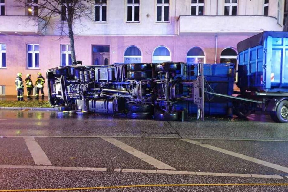Ein Lkw ist in Potsdam in einer Kurve umgekippt und gegen einen Baum geknallt.