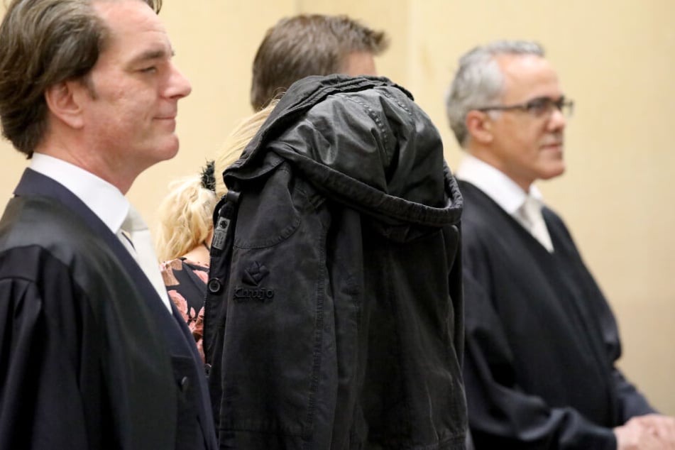 Die Mitangeklagte versteckte sich unter einer Jacke. Sie legte ein Geständnis ab.