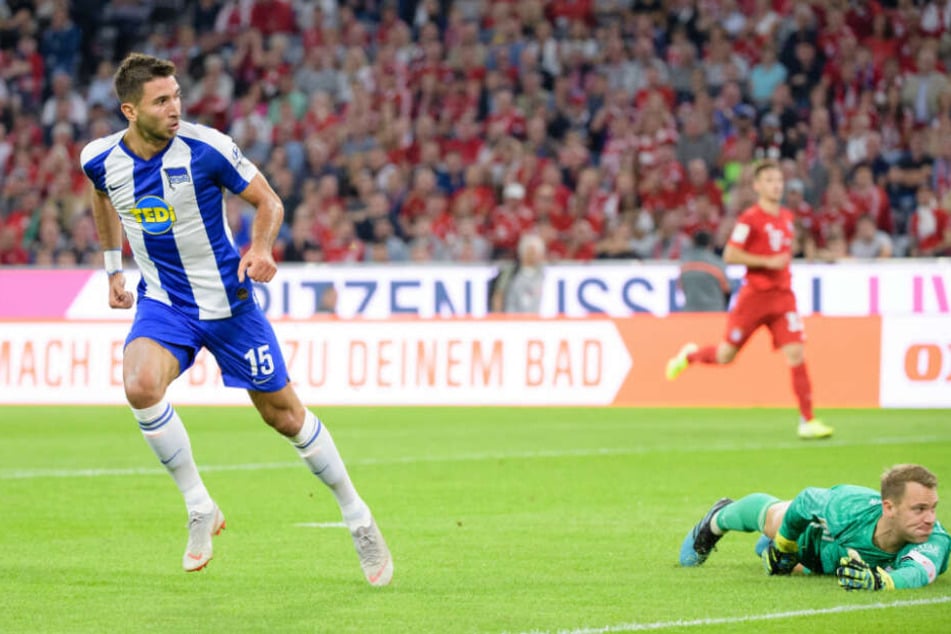 Marko Grujic (l.) schiebt zur 2:1-Führung für die Hertha ein. Manuel Neuer liegt geschlagen am Boden.