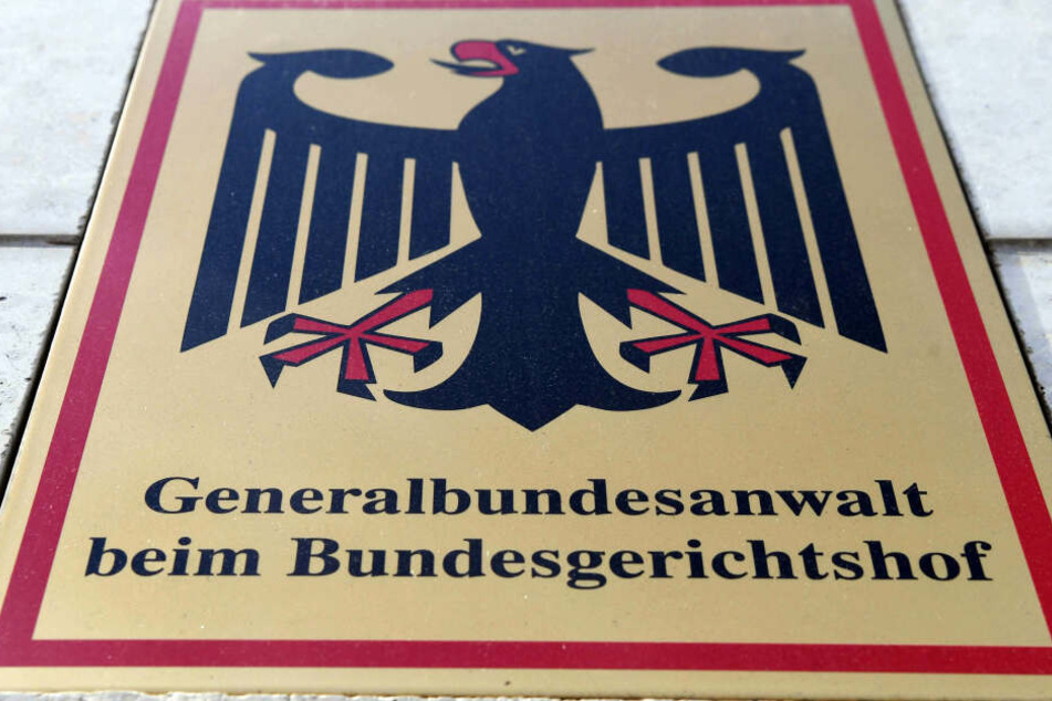 Ein Hinweisschild mit Bundesadler und dem Schriftzug "Generalbundesanwalt beim Bundesgerichtshof" ist an der Bundesanwaltschaft angebracht.
