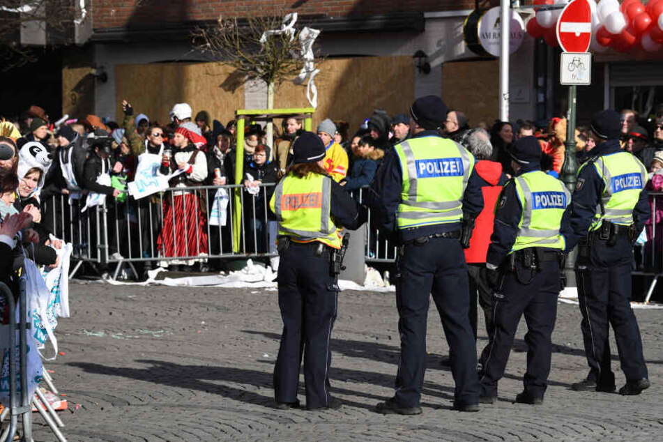 Die Polizei sicherte im Rheinland den Straßenkarneval ab.