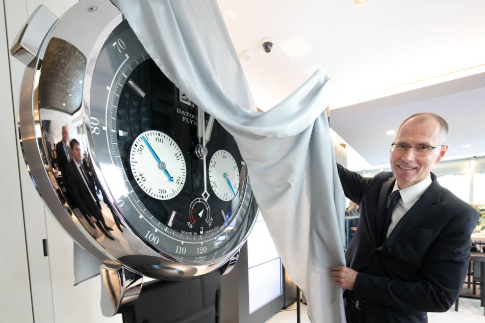 Die neue Uhr zum neuen Laden: Arnd Einhorn (52) enthüllt das jüngste Modell.