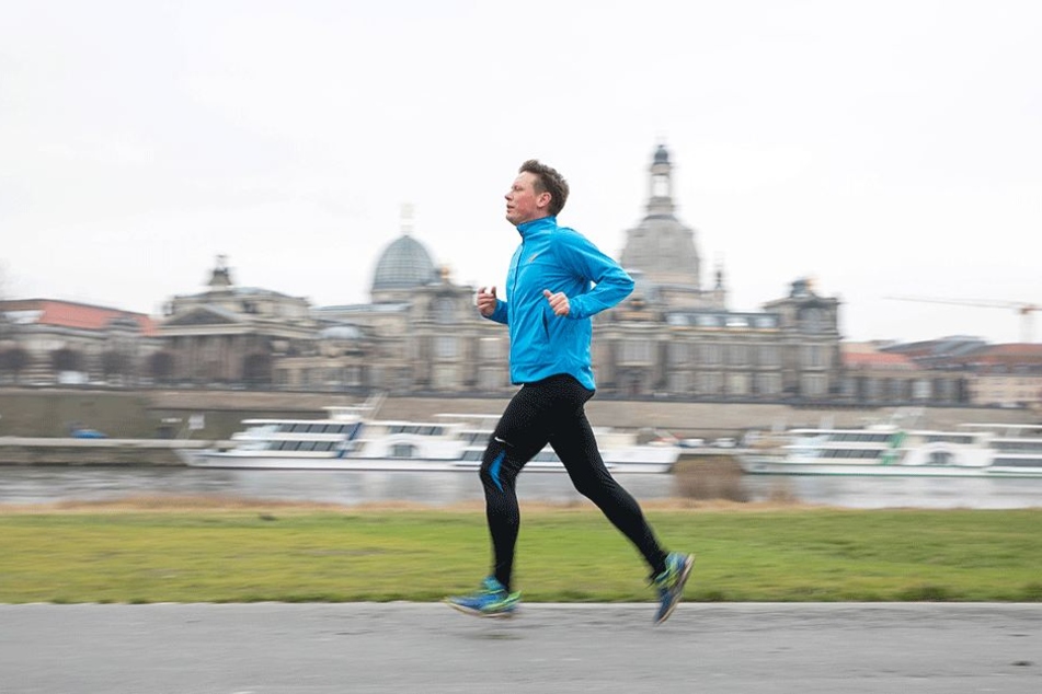 Das stärkt die Gesundheit: Christian Semmler (40) treibt während der Mittagspause Sport und joggt am Königsufer. 