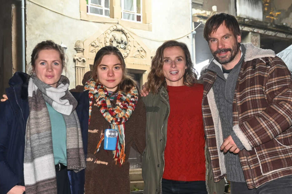 Feucht-kalter Drehtag: Cornelia Gröschel (31), Hannah Schiller (19), Karin Hanczewski (37) und Wanja Mues (45, v.l.).