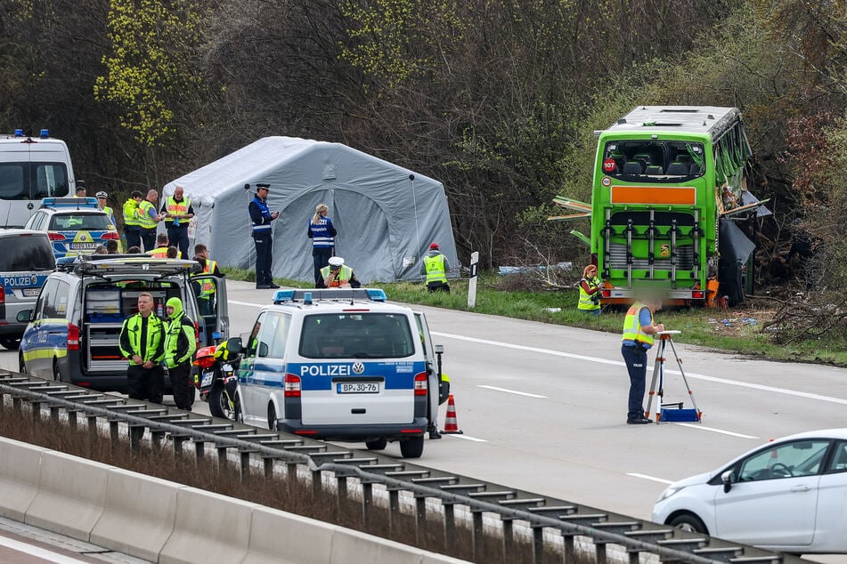 Nach dem Flixbus-Unfall auf der A9 hat die Polizei nun Informationen zu den Betroffenen der Tragödie herausgegeben.