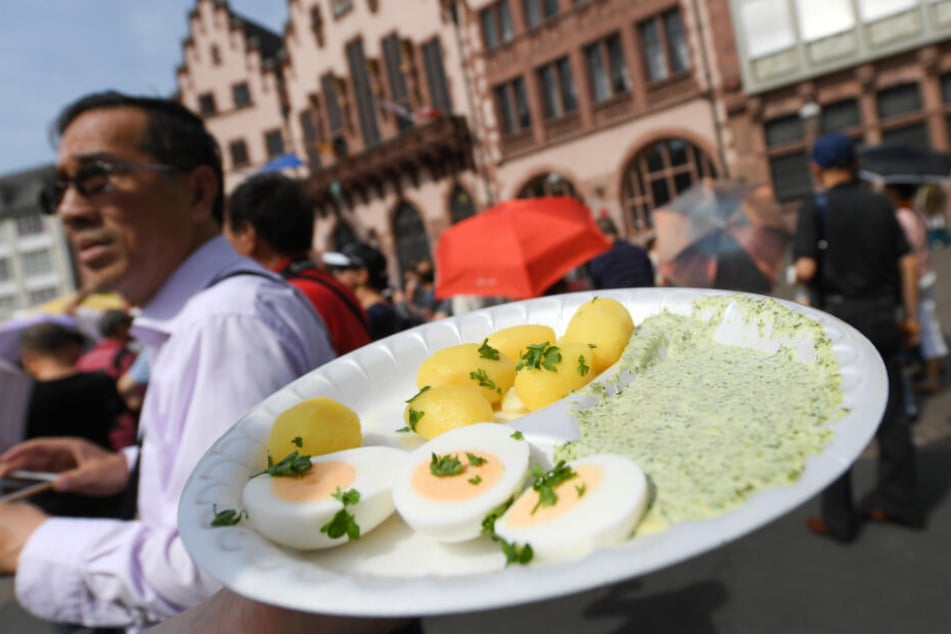 Traditionell wird die Grüne Soße mit Kartoffeln und hartgekochten Eiern verspeist.