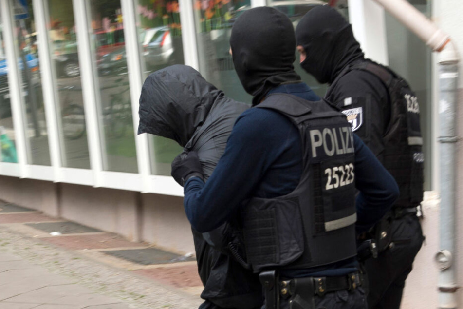 Ein mutmaßliches Clanmitglied wird verhaftet.