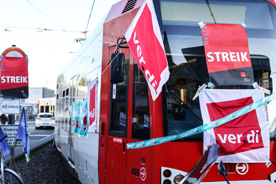 Streik im öffentlichen Dienst: Kürzlich war auch der ÖPNV in Köln davon betroffen, wie diese mit Streik-Plakaten beklebte Straßenbahn der Kölner Verkehrs-Betriebe (KVB) zeigt.