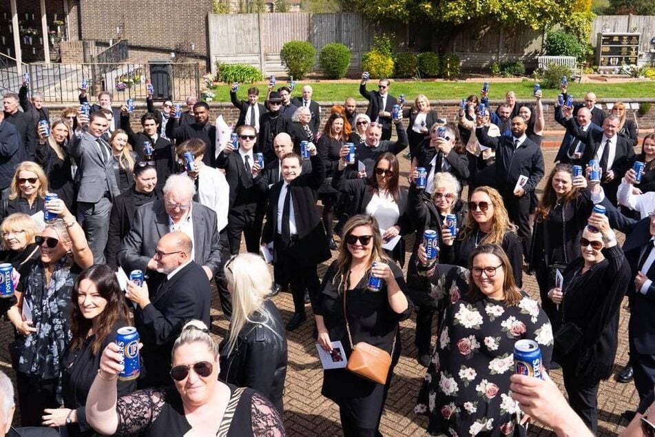 Auf John! Die Trauergesellschaft gedachte des Verstorbenen mit seinem Lieblingsbier.