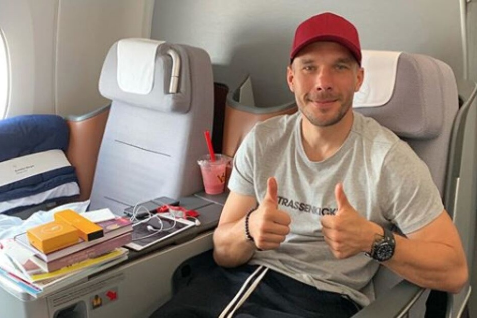 Lukas Podolski auf dem Flug nach Japan.