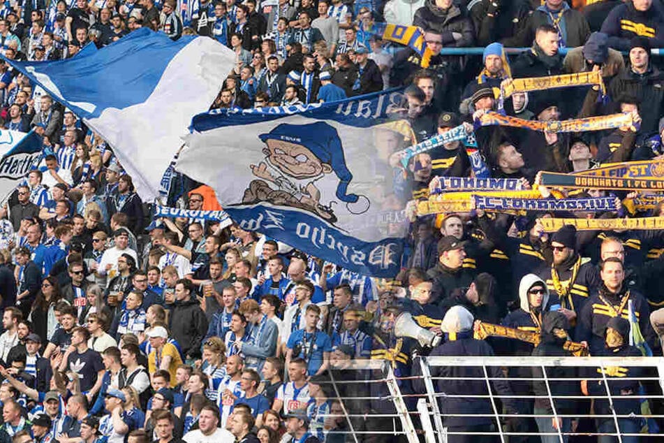 Fans von Hertha BSC und Lok Leipzig gerieten am Samstag in Halle (Saale) aneinander. (Symbolbild)