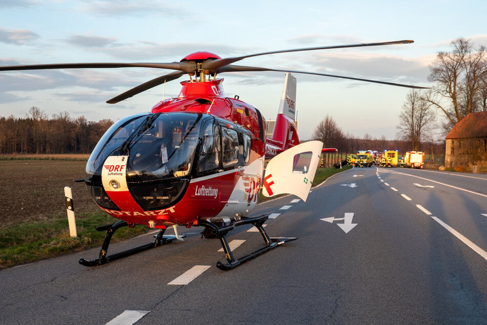 Gegen 15.20 Uhr landete der Helikopter auf der Bundesstraße.