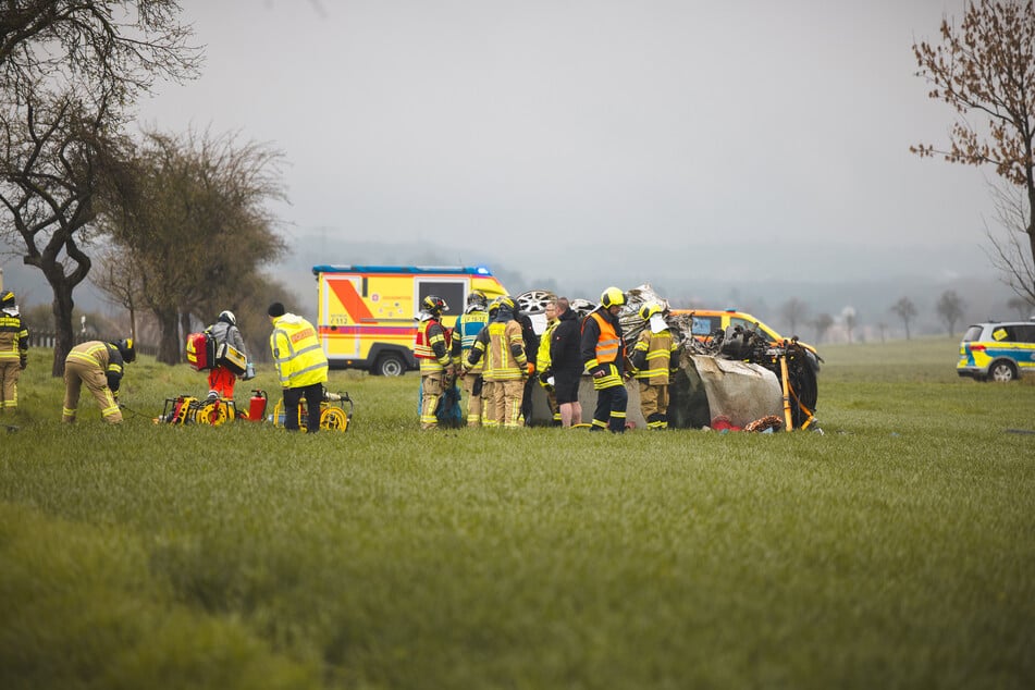 Die Feuerwehr holte den 18-Jährigen aus seinem Auto.