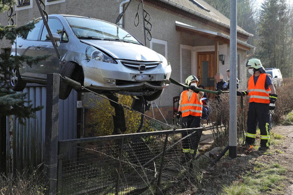 Das Fahrzeug musste durch die Lüfte aus dem Anwesen entfernt werden.