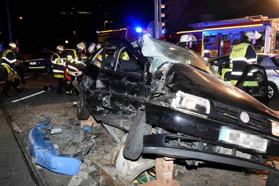 Das Auto wurde bei dem Unfall stark verformt.