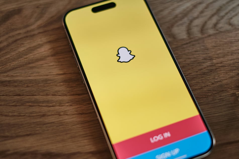 Snapchat has reached a deal to avoid a civil trial accusing it of addicting young people to social media.