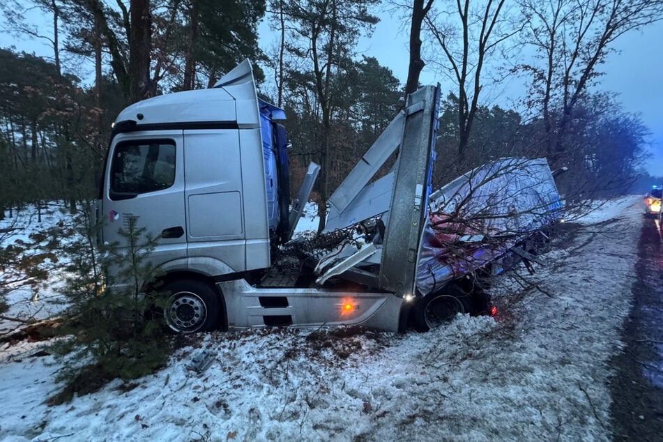 In Burg kam ein Lkw von der Bundesstraße ab.