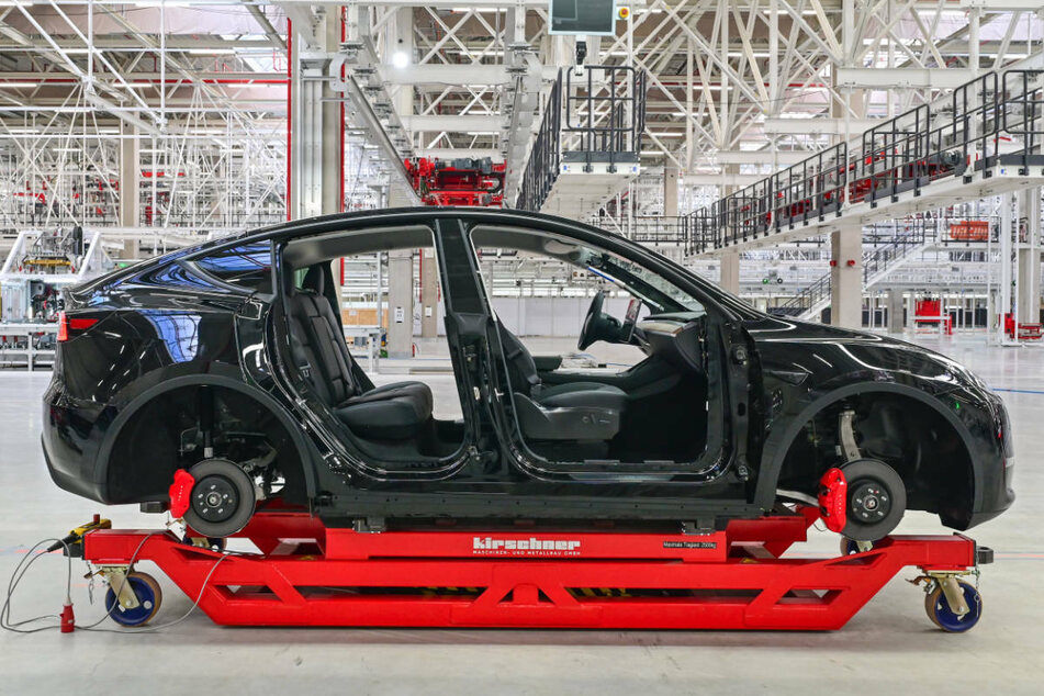 Im Streit um die ausstehende umweltrechtliche Genehmigung der Tesla-Fabrik in Brandenburg, hat ein Anwalt der Umweltverbände Verfahrensfehler ins Feld geführt.