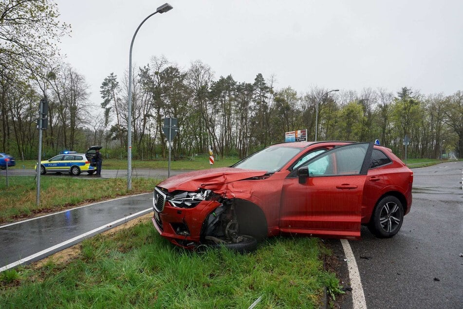 Die 49-jährige Volvo-Fahrerin musste infolge des Unfalls ins Krankenhaus gebracht werden.