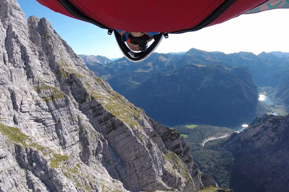 Der 31-jährigen Niklas Winkler fliegt bei seinem Sprung vom Watzmann auf den Königssee zu.