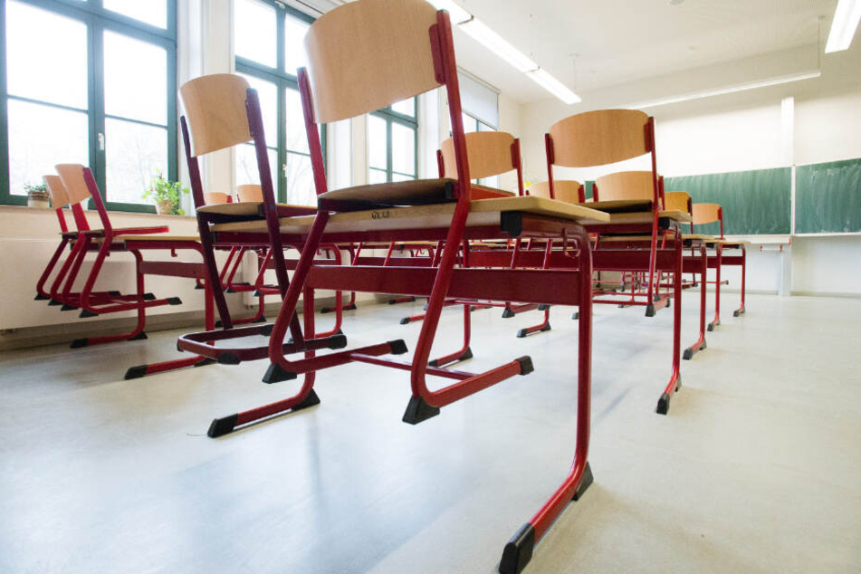 Früher gingen auch Zettel mit abwertenden Botschaften durch die Reihen des Klassenzimmers.