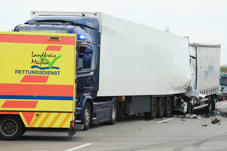 Zwei Laster kollidierten auf der Autobahn.