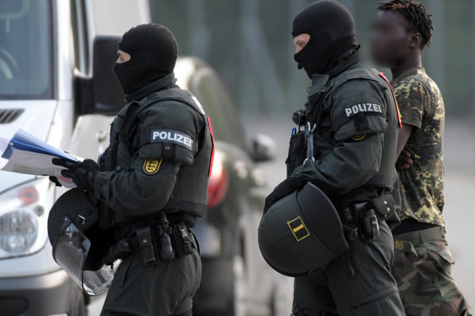 Ellwangen am vergangenen Donnerstag: Polizisten eskortieren einen Mann.