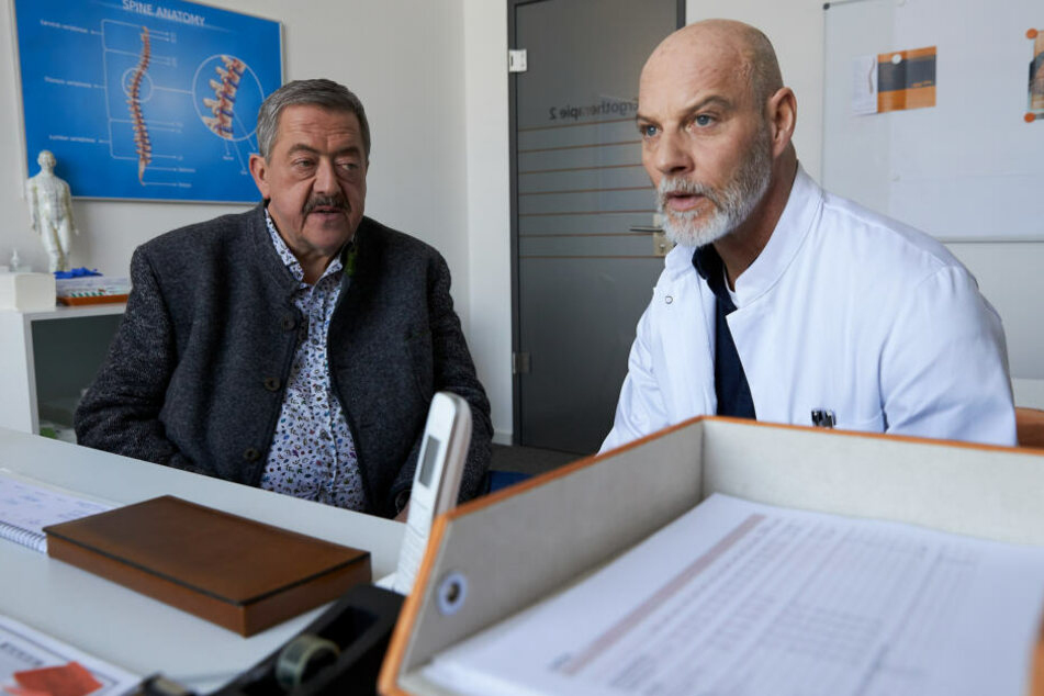 Ein Wiedersehen mit Joseph Hannesschläger (†57, l.) zu Silvester mit der Sonderfolge der "Rosenheim Cops" - "Schussfahrt in den Tod".