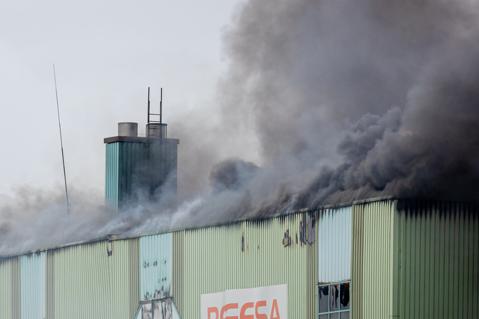 Großbrand in Hannover hält Feuerwehr weiter in Atem