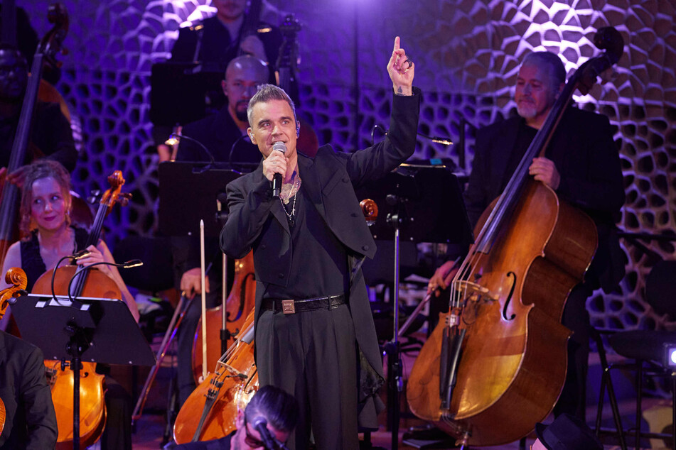 Der britische Superstar Robbie Williams bei seinem Konzert in der Hamburger Elbphilharmonie im November 2022.