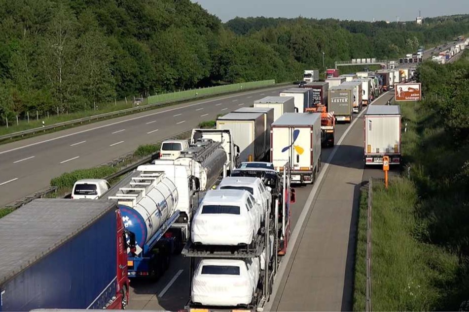 Auf der A2 zwischen Uhrsleben und Marienborn staute sich der Verkehr in Richtung Hannover auf teilweise über zehn Kilometer.