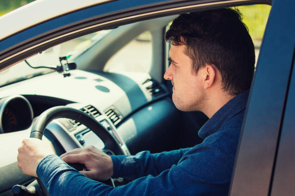 Der Autofahrer beschimpfte die Mutter und ergriff die Flucht. (Symbolbild)