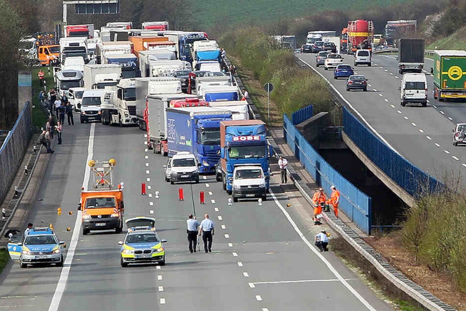 Die A2 in Richtung Hannover ist zurzeit komplett gesperrt.