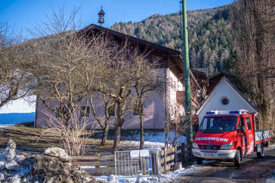 Ein Auto der Feuerwehr steht an dem Hotel, in dem Personen, die bei dem Unfall mit sechs Toten ums Leben gekommen waren, gewohnt hatten.
