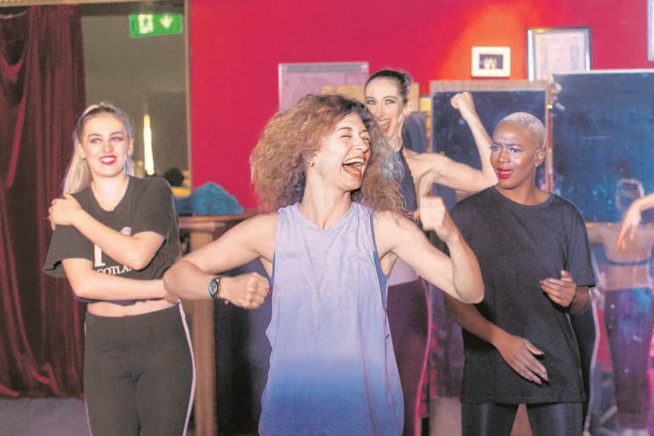 Ballettprobe im Foyer - wo sich bald die Gäste am Einlass drängen, trainieren die Tänzer noch fleißig die Choreografie.