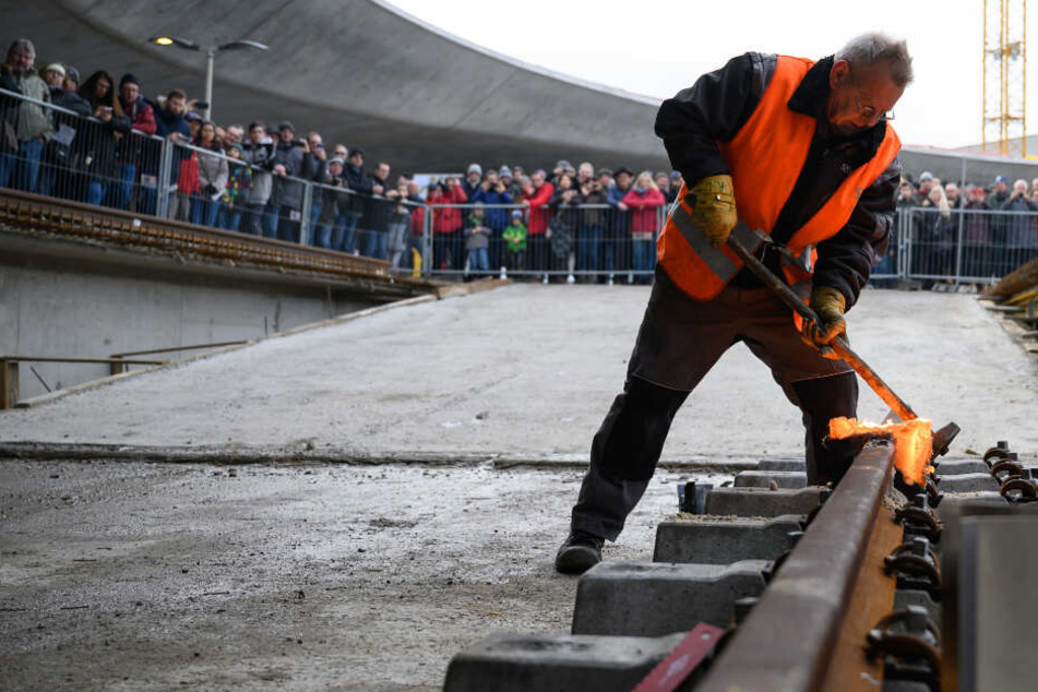 Ein Mitarbeiter der Stuttgarter Straßenbahnen AG (SSB) demonstriert während der "Tage der offenen Baustelle 2020" des Bahnprojekts Stuttgart 21 das Schienenschweißen.