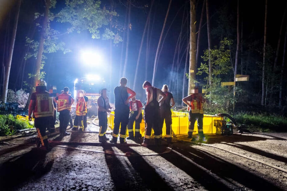 Auch in den Morgenstunden des Montags waren noch zahlreiche Einsatzkräfte der Feuerwehr im Einsatz.