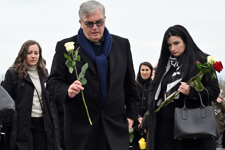 Hape Kerkeling, Enkel eines ehemaligen Buchenwald-Häftlings, legt beim Festakt eine Rose nieder.