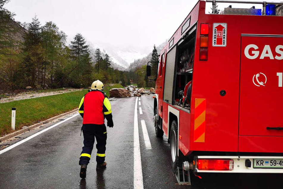 Die Feuerwehrleute mussten die Fahrbahn reinigen.