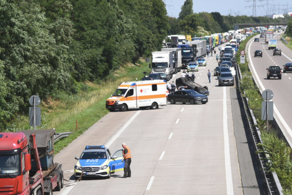 Ein Auto kam auf dem Dach zum Stehen.
