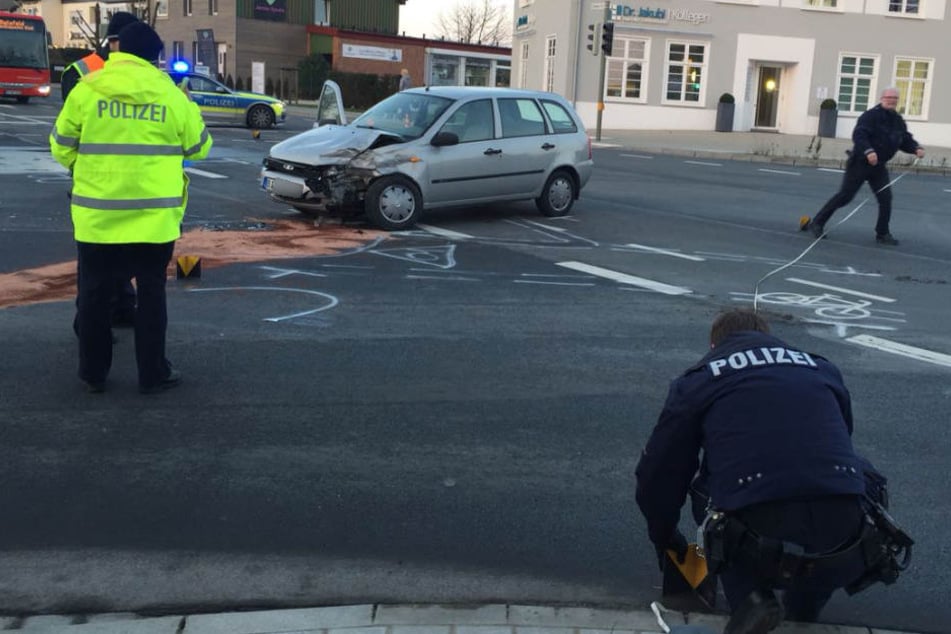Die Polizei sperrte die Kreuzung während der Unfallaufnahme.