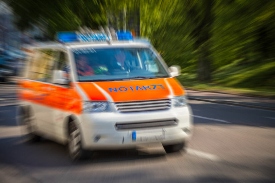 In Zwickau wurde ein Fußgänger von einem VW erfasst und verletzt.