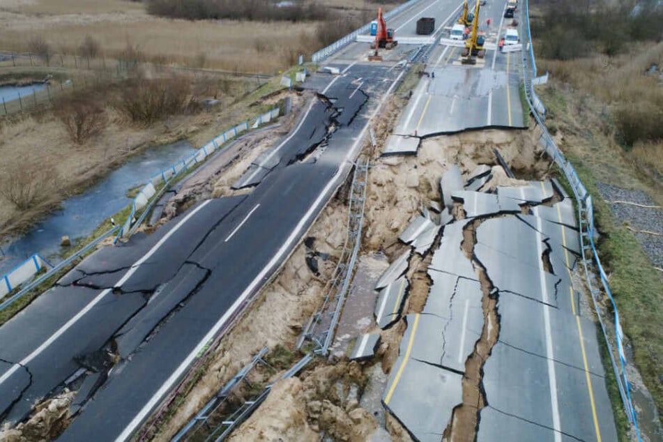 Gut zu erkennen: Die abgesackte Autobahn 20 bei Tribsees.